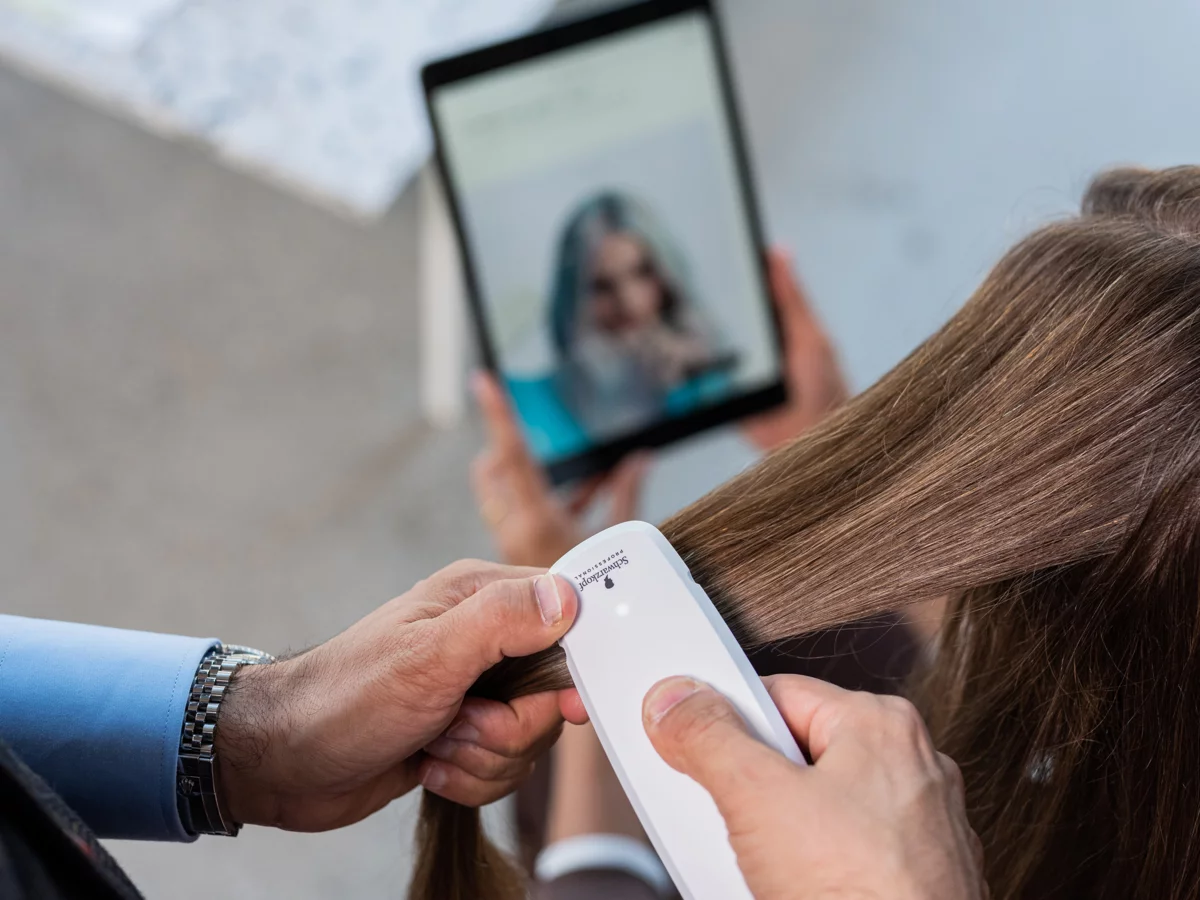 Herstelleraufnahme: SalonLab Analyzer misst eine Haarstr&auml;hne